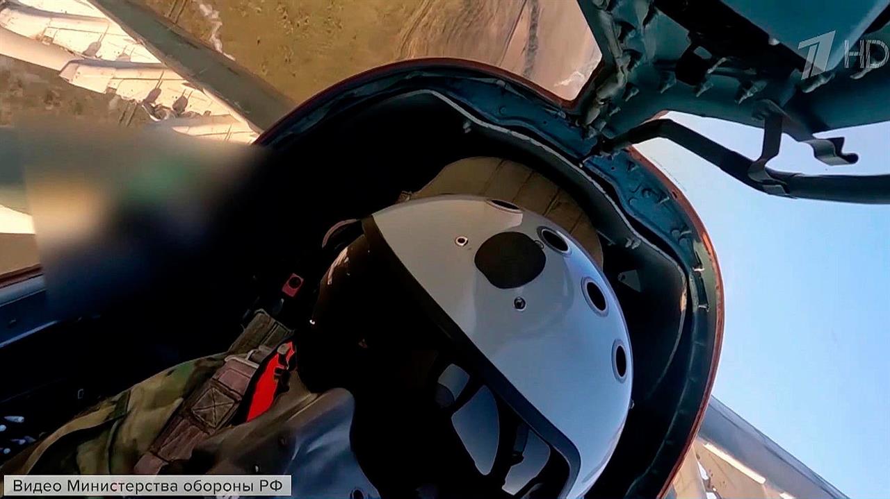 Штурмовики Су-25 уничтожили замаскированные укрепрайоны и бронетехнику ВСУ