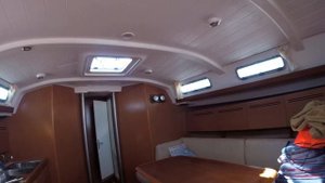 Какая яхта внутри: кухня, каюты, туалет, душ, прихожая. Как яхта выглядит внутри.