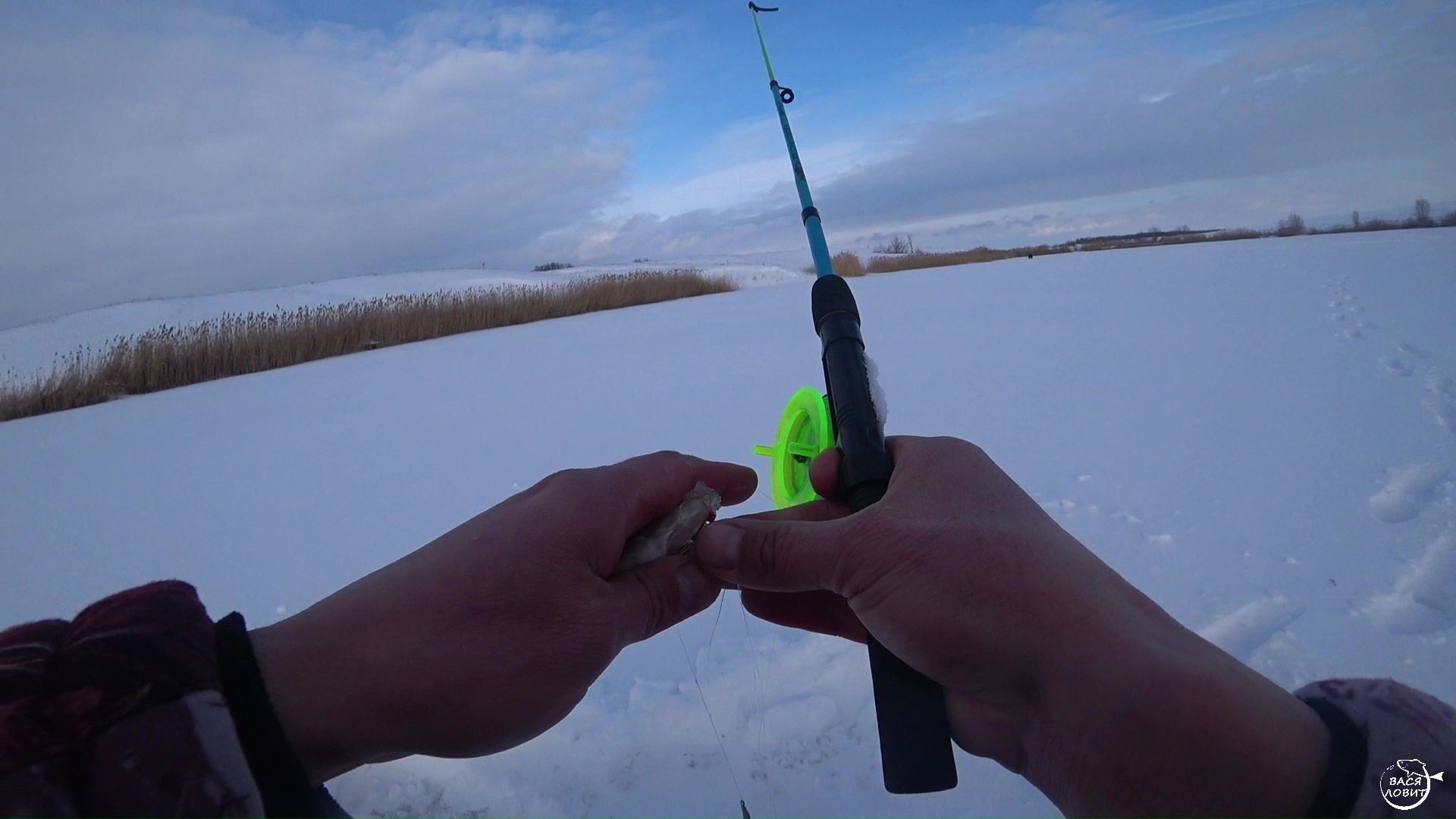 Зимняя рыбалка. Рыбалка на блесну. Рыбалка зимой на поплавок. Зимняя рыбалка в Сибири.