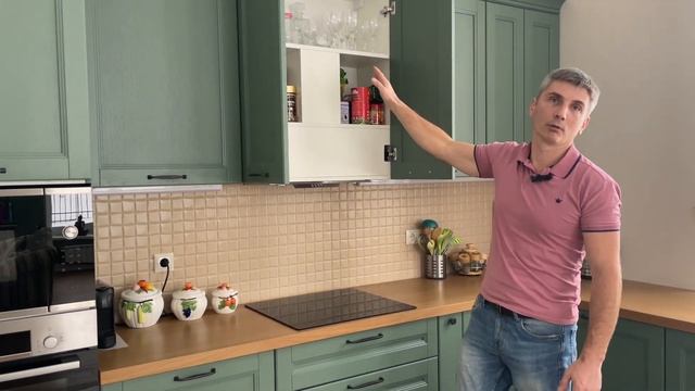 Кухня с фасадами из дуба в современном классическом стиле. смотреть онлайн