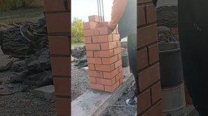 Забор из кирпича, процесс кладки