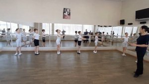 Открытый урок: "Работа над 5 позицией у станка и на середине зала (4 класс, 2 год обучения)" ДМШ №