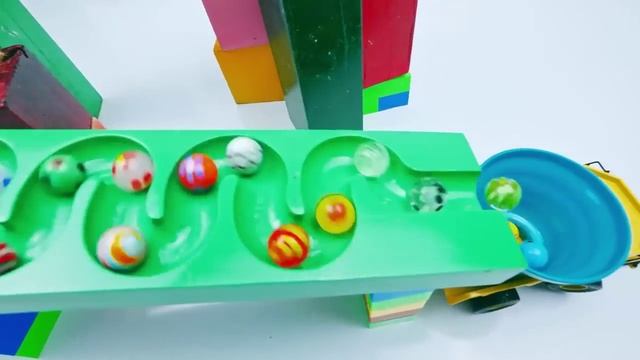 Шарики катаются по лабиринту_видео для детей_2023_59 смотреть онлайн