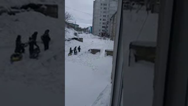 Не почищенный двор по улице Капитанской 1 города Холмск