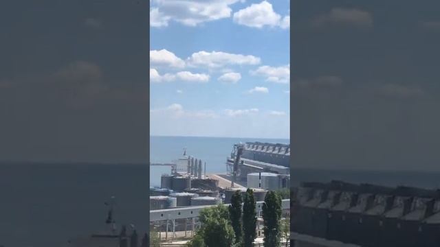 Видео утреннего ракетного удара по порту Одессы, снятое вблизи.