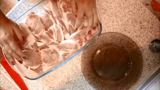 Мясо. Корейка свиная запеченая в духовке со сметанным соусом смотреть онлайн