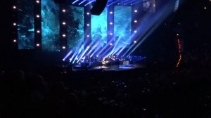 Jeff Lynne's ELO - "Standin' in the Rain" (LIVE)