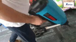 Процесс разводки системы отопления по полу в квартире в новостройке