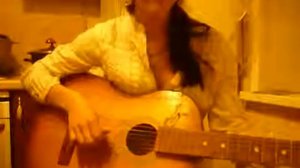 девушка играет на гитаре высший класс