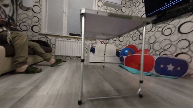 Дрифт на квадрокоптере или разминка под столом))) смотреть онлайн