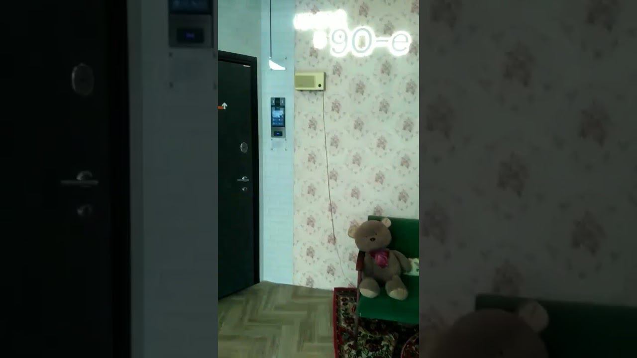 На ВДНХ комната из девяностых... Чёт как то не верится, скорее из восьмидесятых кроме видео. смотреть онлайн