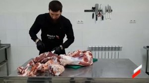 Обвалка задней части говядины.