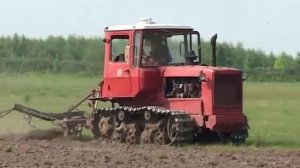 ДТ-75 "Почтальон" пашет