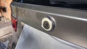 Замена наклейки багажника на BMW e70.