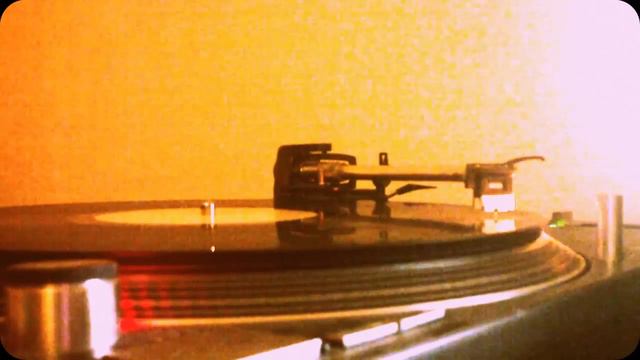 Что за трек? На пластинке маркером написано Ed Rush and Optical. смотреть онлайн