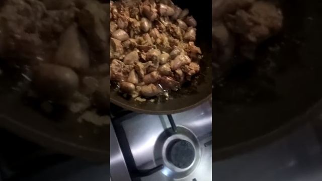 Как приготовить куриную печенку с сердечками в сметанном соусе смотреть онлайн