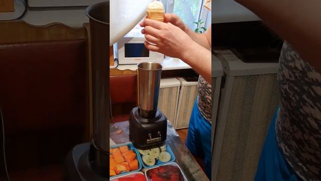 Смузи ?банан ? клубника. Молочный коктейль.