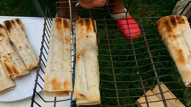 Закуска на гриле ! Сосиска в лаваше с сыром!