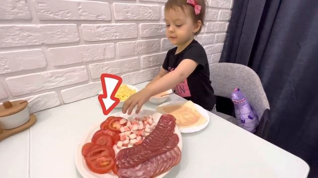 Даша готовит вкусную пиццу для папы смотреть онлайн