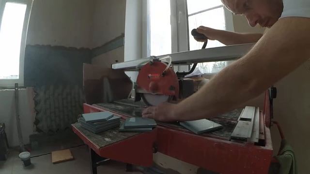 Сборка сложного фартука из мелкоформатной плитки