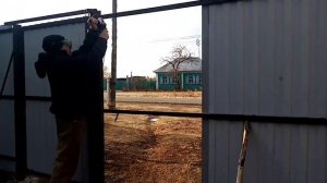 Металлические ворота, при низкой температуре в мороз раширились.