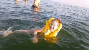 ❤ВПЕРВЫЕ УЧИМСЯ КУПАТЬСЯ В ЖИЛЕТЕ❤