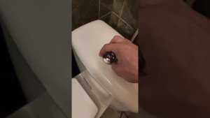 Как открыть крышку на бачке унитаза