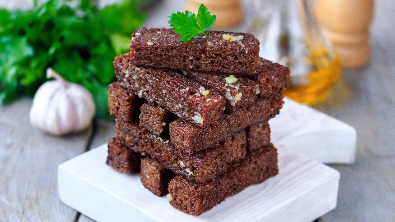 🍞 Гренки из бородинского хлеба с чесноком — рецепт вкусной пятничной закуски к пиву