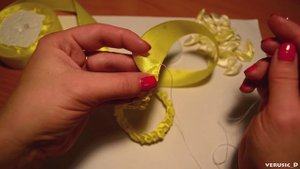 Необычная ромашка из атласных лент/Цветок канзаши / A camomile of satin ribbons / Flower kanzashi