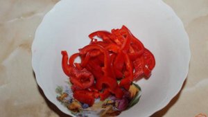 Салат из ветчины, помидоров и перца