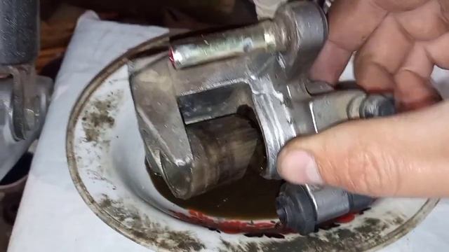 Клинит суппорт. Обслуживание суппорта Honda Lead.