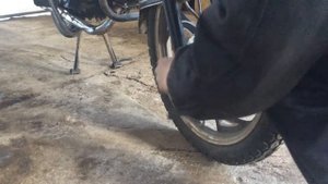 Как снять переднее колесо на мопеде альфа
