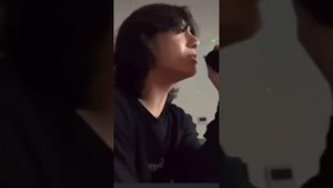 Кавер в исполнении Чонгука, очень красиво ?Тэхён всегда поддержит. Вигуки??#чонгук #тэхен #бтс