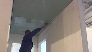 Потолок из гипсокартона с теневм швом зазором как и чем заделать стыки