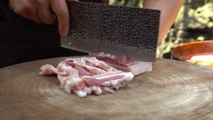 上山現挖的竹筍,老弟做竹筍炒肉,新鮮脆嫩,兄妹三人吃嗨了! 【鐵鍋視頻】