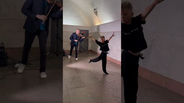 Играю свою композицию на скрипке в метро с танцором #live #violin #скрипка #piano #dance смотреть онлайн