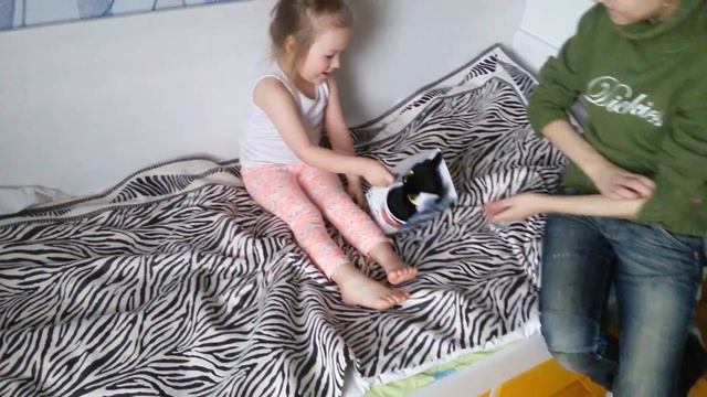 VLOG: Собрали все наклейки, Кормим уточек, Чебуреки из готового теста. смотреть онлайн