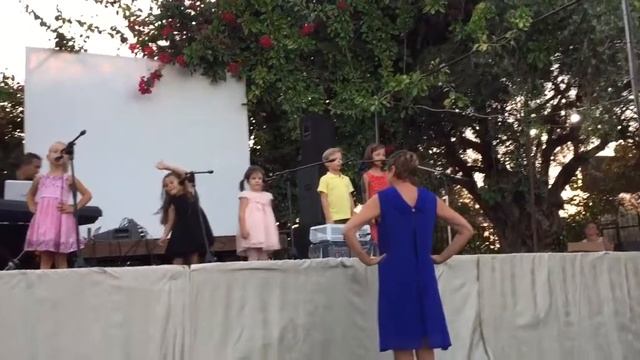 "Мы милашки, куклы неваляшки..." смотреть онлайн