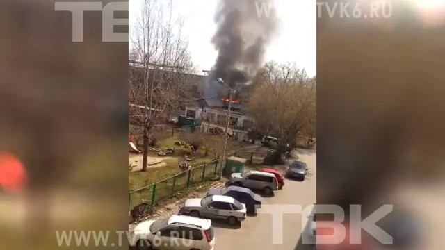 В Красноярске загорелось здание смотреть онлайн