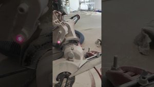 монтаж широкого карниза с помощью торцевой пилы