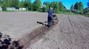 нарезаем борозды для посадки картофеля