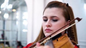 Квартет девушек играющих на скрипках так вдохновляет