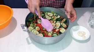 Лечо с огурцов. Вкуснейшие салат.  Подойдут даже переросшие и крупные огурцы.