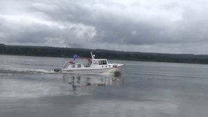Катер водоизмещающий на 25 л.с. идет 20 км,ч !!!