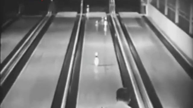 Король боулинга Энди Варипапа демонстрирует невероятные трюки Видео 1948 года смотреть онлайн