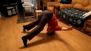 Брейк данс крутиться на голове