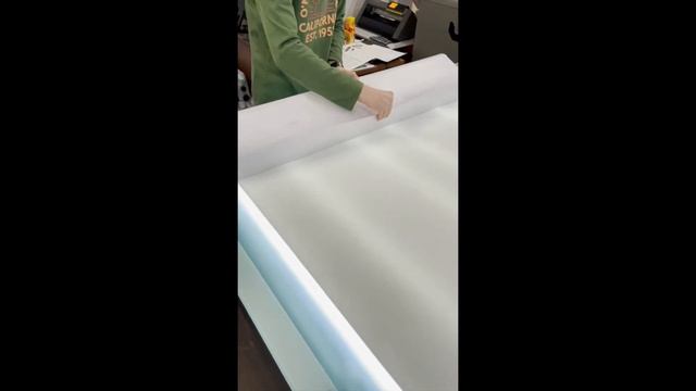 Накатка самоклейки на пенокартон на планшетном ламинаторе STANBER. Типография ГраниАрт в СПБ смотреть онлайн