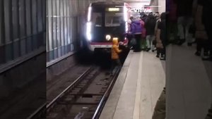 На станции метро "Текстильщики" в Москве пассажир помог женщине, упавшей на рельсы. Москва сегодня