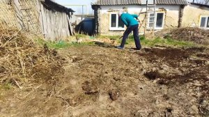 Подготавливаю почву под посадку картофеля. 15 апреля.
