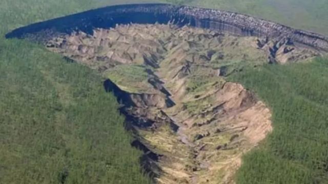 Massive 'mouth to hell' crater in Russia swallows everything around as it grows смотреть онлайн
